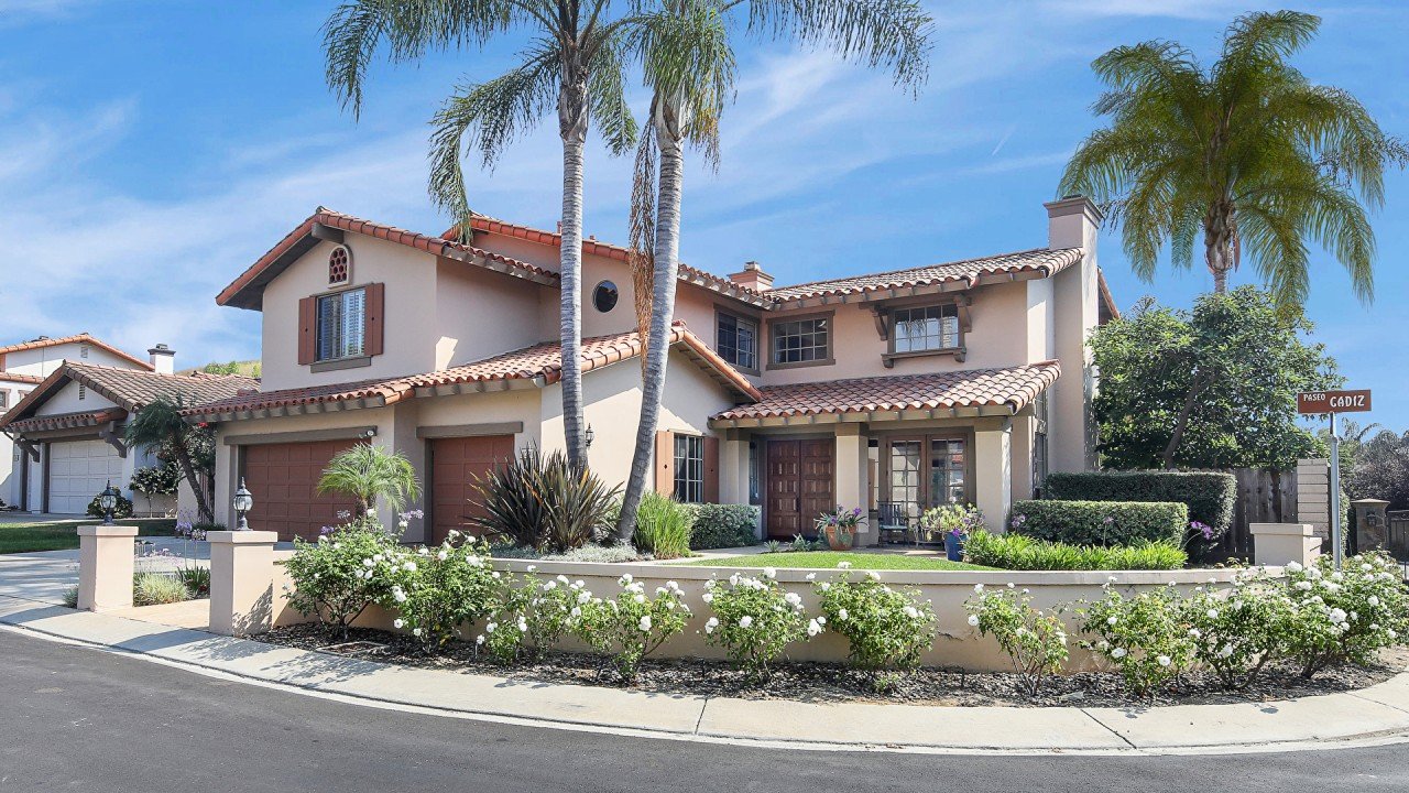 Renovated East Bay home in Oakland, CA showcasing profitable house flipping opportunities